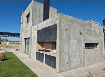 Casa · 144m² · 5 Ambientes · 2 Cocheras · Venta Casa de Categoria a Estrenar. Guaymallén