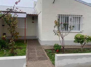 Casa · 115m² · 2 Ambientes · Remax Vende Casa 3 Dorm.