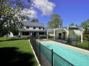 Casa · 295m² · 8 Ambientes · 2 Cocheras · Alquiler Altos de La Tahona Funcional y Moderna