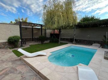 Casa · 215m² · 5 Ambientes · 2 Cocheras · Exclusiva Casa con Piscina, en Venta en Las Heras