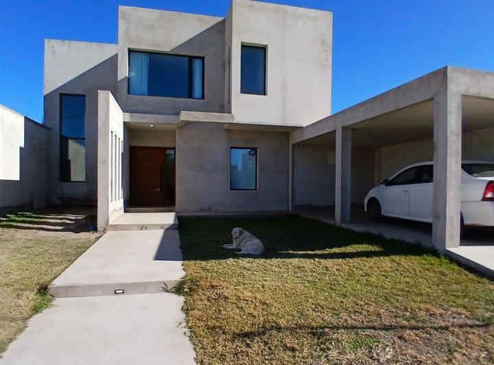 Casa · 250m² · 7 Ambientes · 2 Cocheras