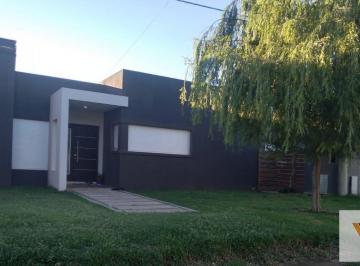 Casa · 180m² · 3 Ambientes · 2 Cocheras · Casa en Venta - 2 Dorm. 3 Baños - 460 m² - Bahía Blanca