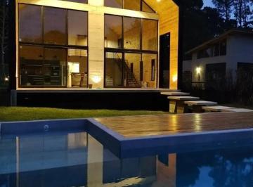 Casa · 220m² · 5 Ambientes · 2 Cocheras · Casa Venta 4 Dorm. 3 Baños 220 m² - Costa Esmeralda