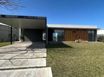 Casa · 151m² · 4 Ambientes · 4 Cocheras · Casa en Alquiler Haras Santa Maria