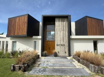 Casa · 360m² · 6 Ambientes · 3 Cocheras · Casa en Alquiler Temporal Costa Esmeralda