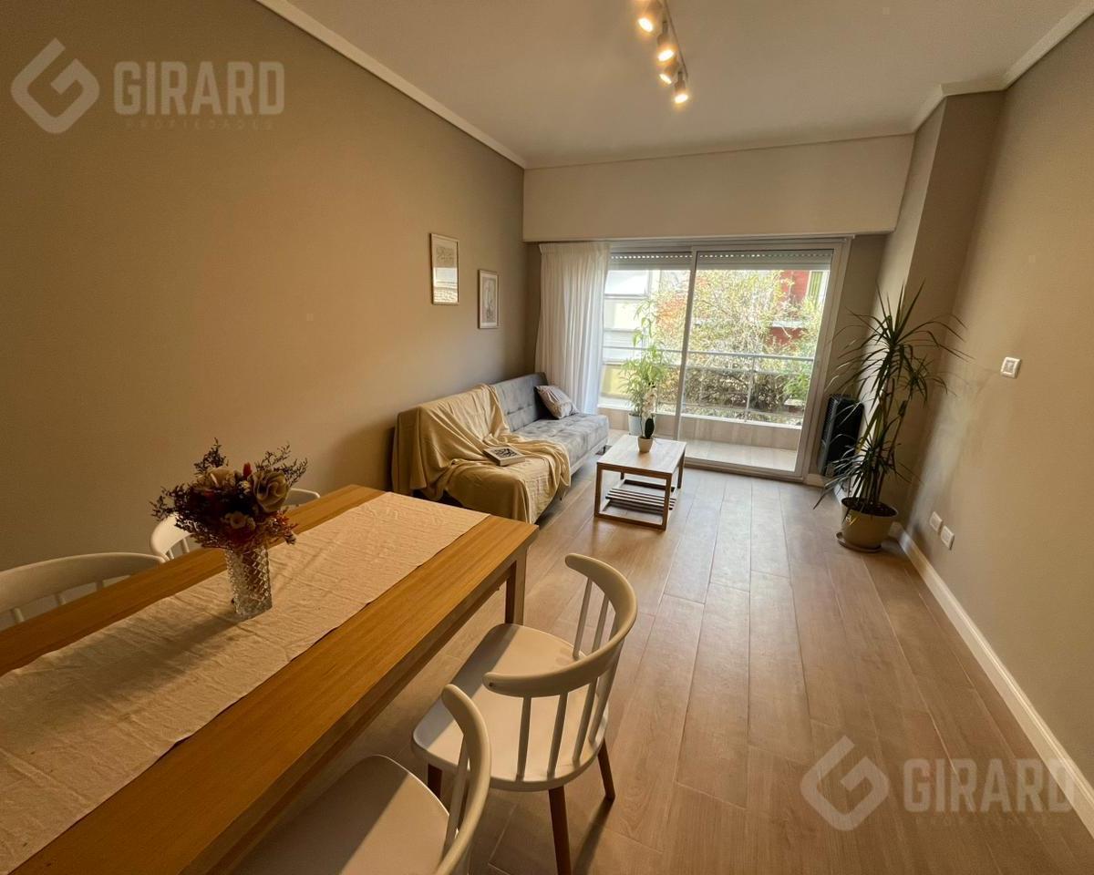 Venta departamento de 2 ambientes a la calle con balcón saliente, totalmente reciclado