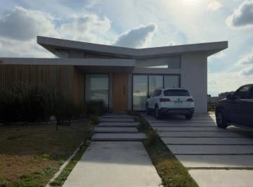 Casa · 90m² · 3 Ambientes · 1 Cochera · Alquiler | Moderna Casa de 4 Ambientes con Pileta y Parrilla