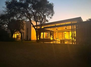 Casa de 7 ambientes, Malagueño · Valle del Golf Imponente Casa de Categoría y Gran Diseño. Fondo Golf. 350 m² Cub. 1550 m² Terreno.