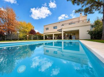 Casa · 242m² · 9 Ambientes · Casa en Venta en Valle Claro, Benavidez, Tigre