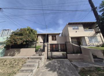 Casa · 233m² · 5 Ambientes · 2 Cocheras · Casa en Venta. Barrio San Ignacio. a m de Av Colon