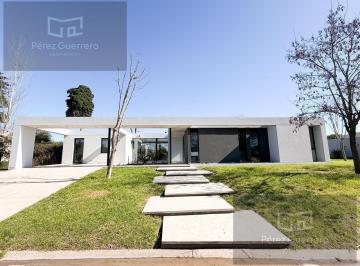 Casa · 218m² · 4 Ambientes · Casa en Venta Moderna Lote Central 3 Dorm. y Pileta