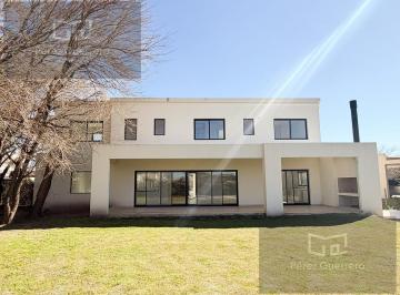 Casa · 223m² · 5 Ambientes · 2 Cocheras · Casa en Venta en Dos Plantas Lote Central con Pileta