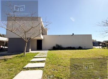 Casa · 245m² · 5 Ambientes · Casa en Venta en San Matias con 3 Dorm. Lote Central