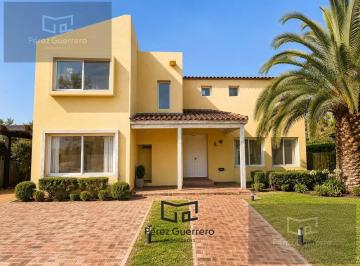 Casa · 200m² · 7 Ambientes · Casa en Alquiler en Barrio San Isidro Labrador con 3 Dorm. y Pileta