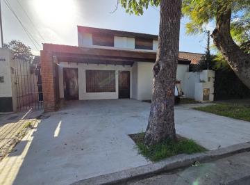Casa · 142m² · 5 Ambientes · 2 Cocheras · Casa 4 Dor y Jardin en Beccar