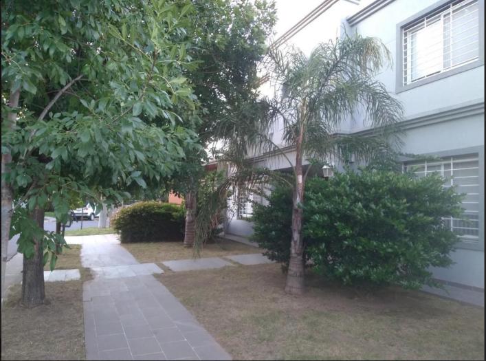 Casa · 220m² · 4 Dormitorios · 2 Cocheras