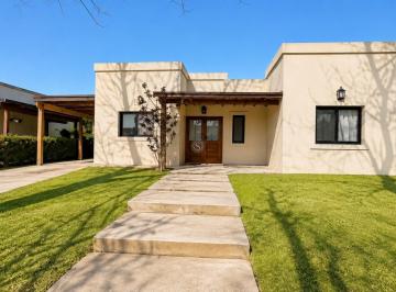 Casa · 141m² · 5 Ambientes · Casa en Venta en Santa Guadalupe, Pilar del Este, Pilar