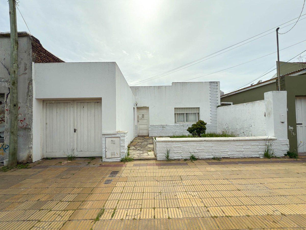 Casa 2 dorm, 120m² con cochera y amplio patio — Centro