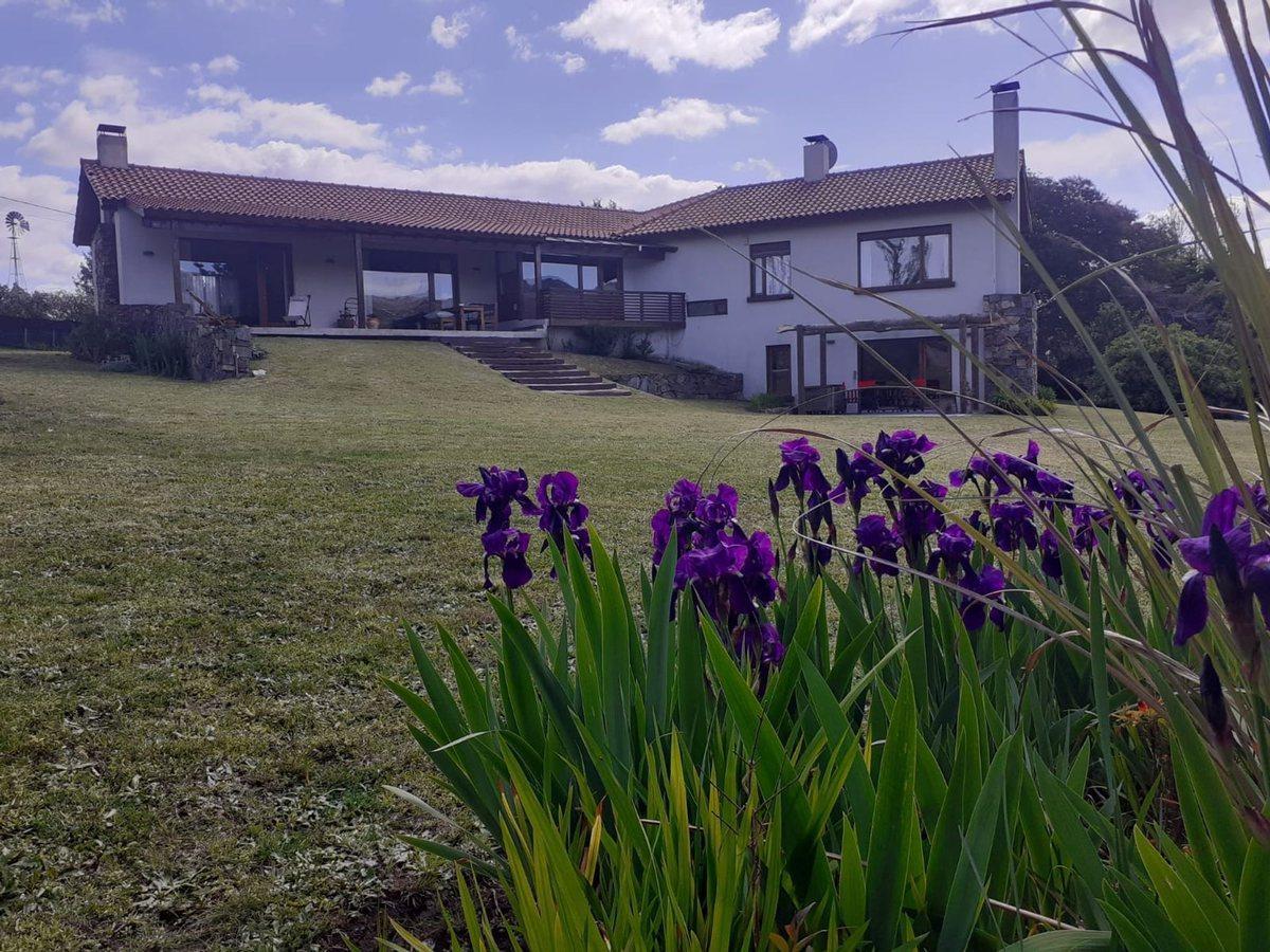 Casa de categoría 5 amb, 2200m² en Don Bosco con piscina y quincho