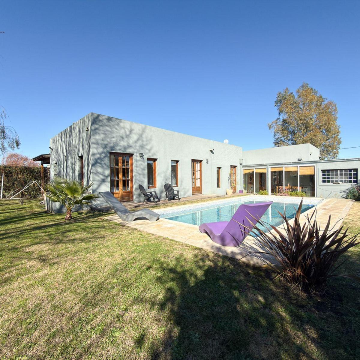Casa 5 amb, 220m² en La Rural con pileta y parrilla