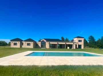 Casa · 243m² · 5 Ambientes · 2 Cocheras · Venta casa"De categ."5 Amb - Pileta - Chacras de Abbot