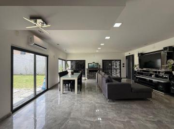 Casa · 121m² · 2 Ambientes · 3 Cocheras · Casa en Venta 2 Ambientes con Pileta en Glew