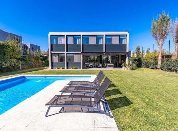 Casa · 240m² · 6 Ambientes · 3 Cocheras · Venta Casa 6 Ambientes en Buenos Aires Golf Club
