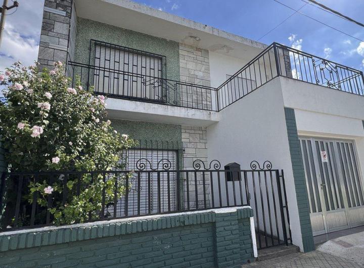 Casa · 169m² · 6 Ambientes · 1 Cochera