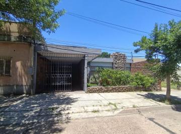 Casa · 206m² · 8 Ambientes · 1 Cochera · Casa con Excelentes Prestaciones