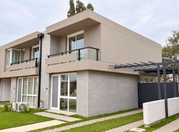 Casa · 110m² · 4 Ambientes · 2 Cocheras · Las Veras Casa 2 Dorm. en Venta