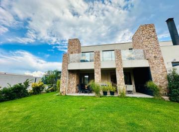 Casa de 4 ambientes, Las Heras · Casa de Categoría en Barrio Privado Dalvian – Diseño, Confort y Vistas a La Montaña