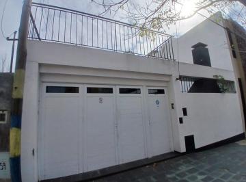 Casa · 75m² · 9 Ambientes · 1 Cochera · Casa de 2 Dorm. en Venta