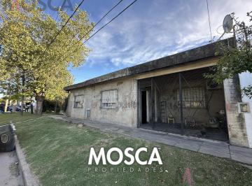 Casa · 60m² · 5 Ambientes · 2 Cocheras · Casa en Venta Esquina Comercial Moreno