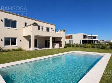Casa · 271m² · 6 Ambientes · 4 Cocheras · A Estrenar! en Amarras - 4 Dorm Dependencia - con Piscina y Césped