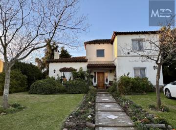 Casa · 185m² · 4 Ambientes · 4 Cocheras · Hermosa Casa con Gran Lote de 1000 m² en San Marco