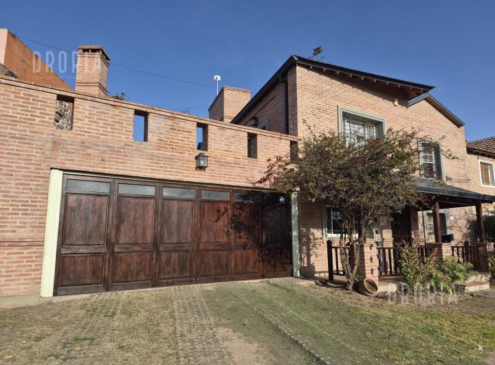 Casa · 347m² · 7 Ambientes · 3 Cocheras