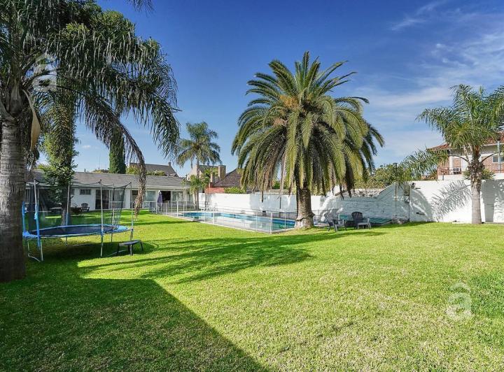 Casa · 380m² · 5 Ambientes · 5 Cocheras