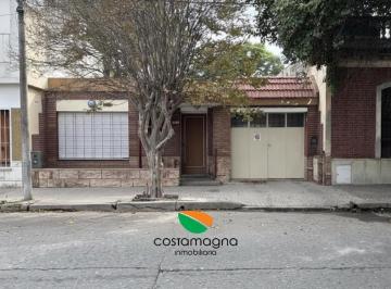 Casa · 164m² · 4 Ambientes · 1 Cochera · Casa Apta Crédito con Patio y Cochera - Excelente Zona Pueyrredón