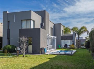 Casa · 227m² · 6 Ambientes · 3 Cocheras · Venta Casa 6 Ambientes Amplio Jardin y Pileta - Nuevo Quilmes