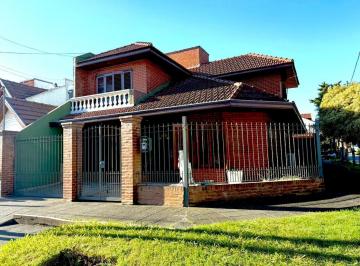Casa · 180m² · 4 Ambientes · 2 Cocheras · Venta Casa 4 Ambientes Barrio Los Cedros Quilmes