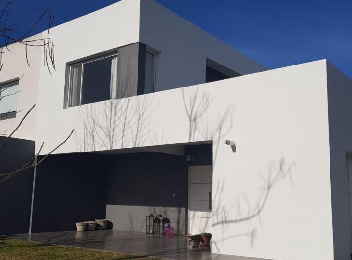 Casa · 80m² · 4 Ambientes · 3 Cocheras