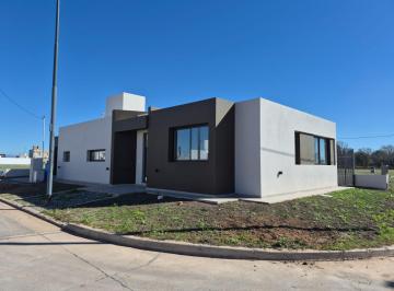Casa · 120m² · 4 Ambientes · 2 Cocheras · Casa en Venta en Cuestas de Manantiales, 2 Dorm., Jardín y Galería.