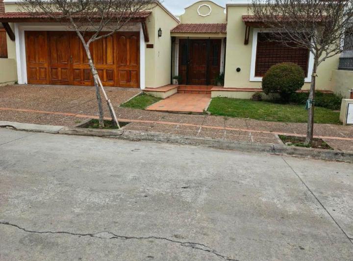 Casa · 220m² · 6 Ambientes · 2 Cocheras