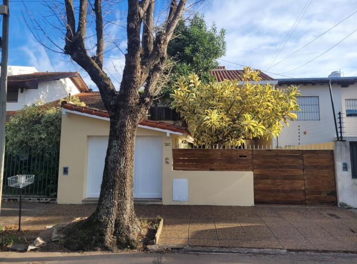 Casa · 245m² · 5 Ambientes · 2 Cocheras