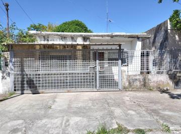 Casa · 48m² · 3 Ambientes · 1 Cochera · Casa 3 Amb a Reciclar en Quilmes. Amplio Terreno