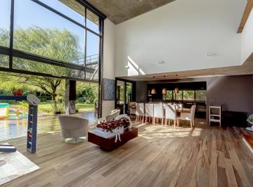 Casa · 320m² · 5 Ambientes · 1 Cochera · Casa en San Isidro| 4 Dorm.| Jardin | Cochera | Moderna| Luminosa.
