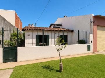Casa · 63m² · 4 Ambientes · 1 Cochera · Casa 4 Amb C/ Fondo Libre Lote Propio Apto Crédito