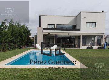Casa · 180m² · 5 Ambientes · Casa en Alquiler Temporario Canton Puerto