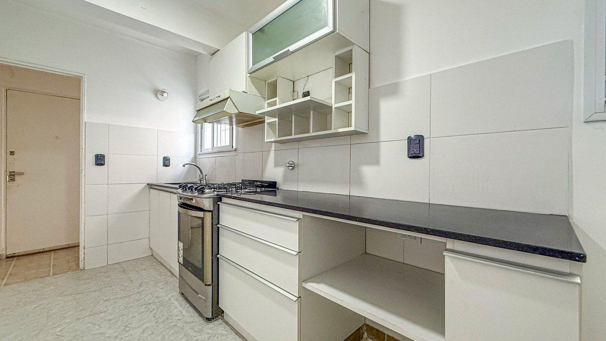 Depto 4 amb, 140m² con cochera y patios — La Perla