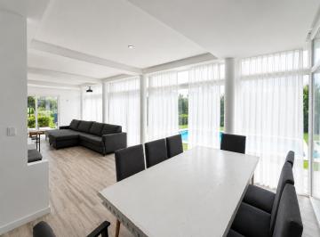 Casa · 220m² · 5 Ambientes · 2 Cocheras · Casa 5 Ambientes en Barrio Privado Arenas del Sur